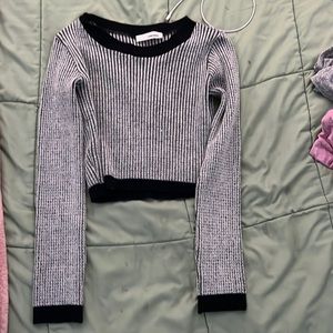 Black and Whire cute sweater king sleeves